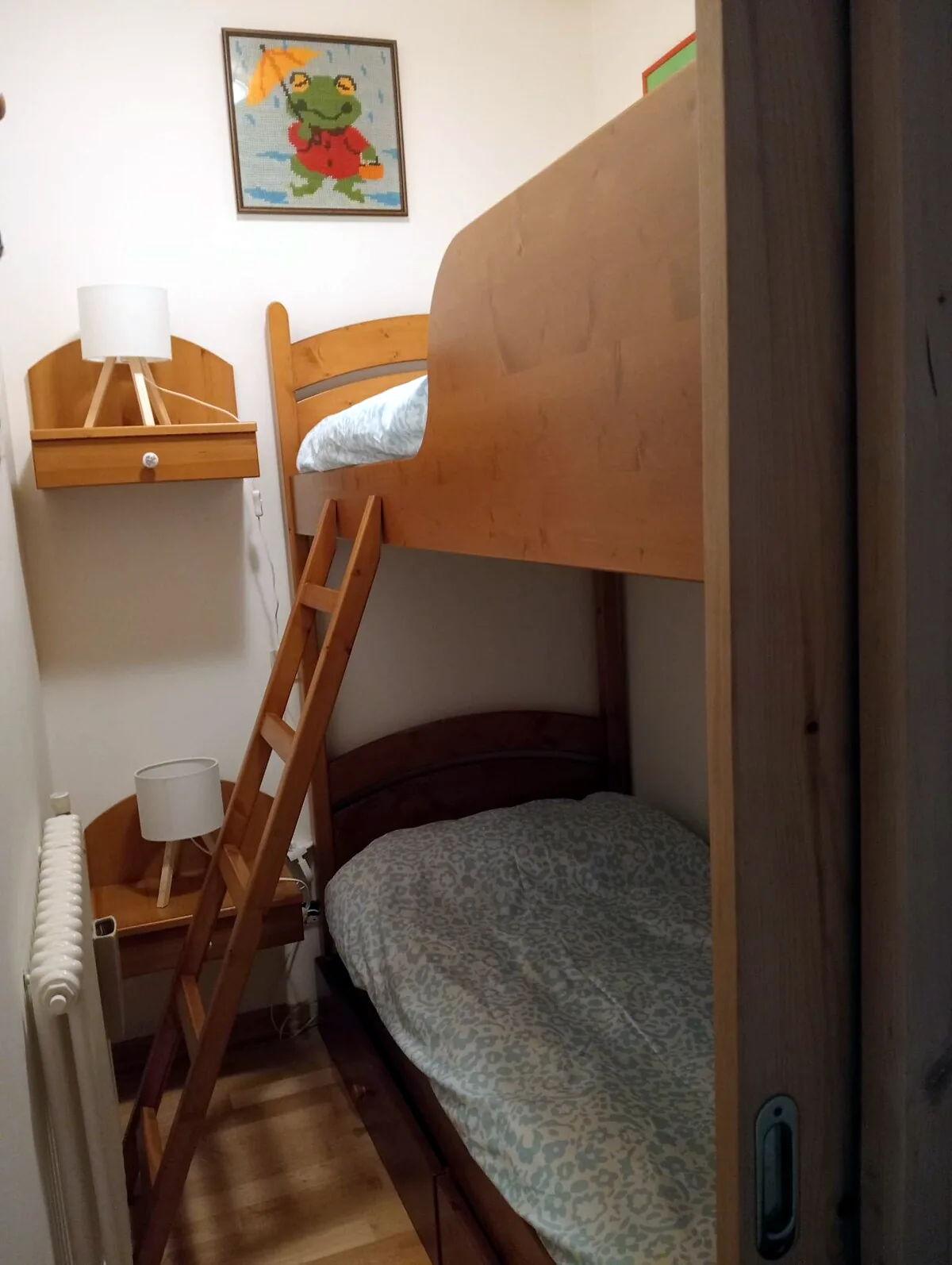 La camera dei bambini con letto a castello in legno
