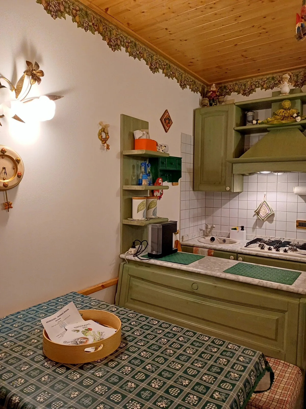 L'angolo cottura con fornelli a gas e forno