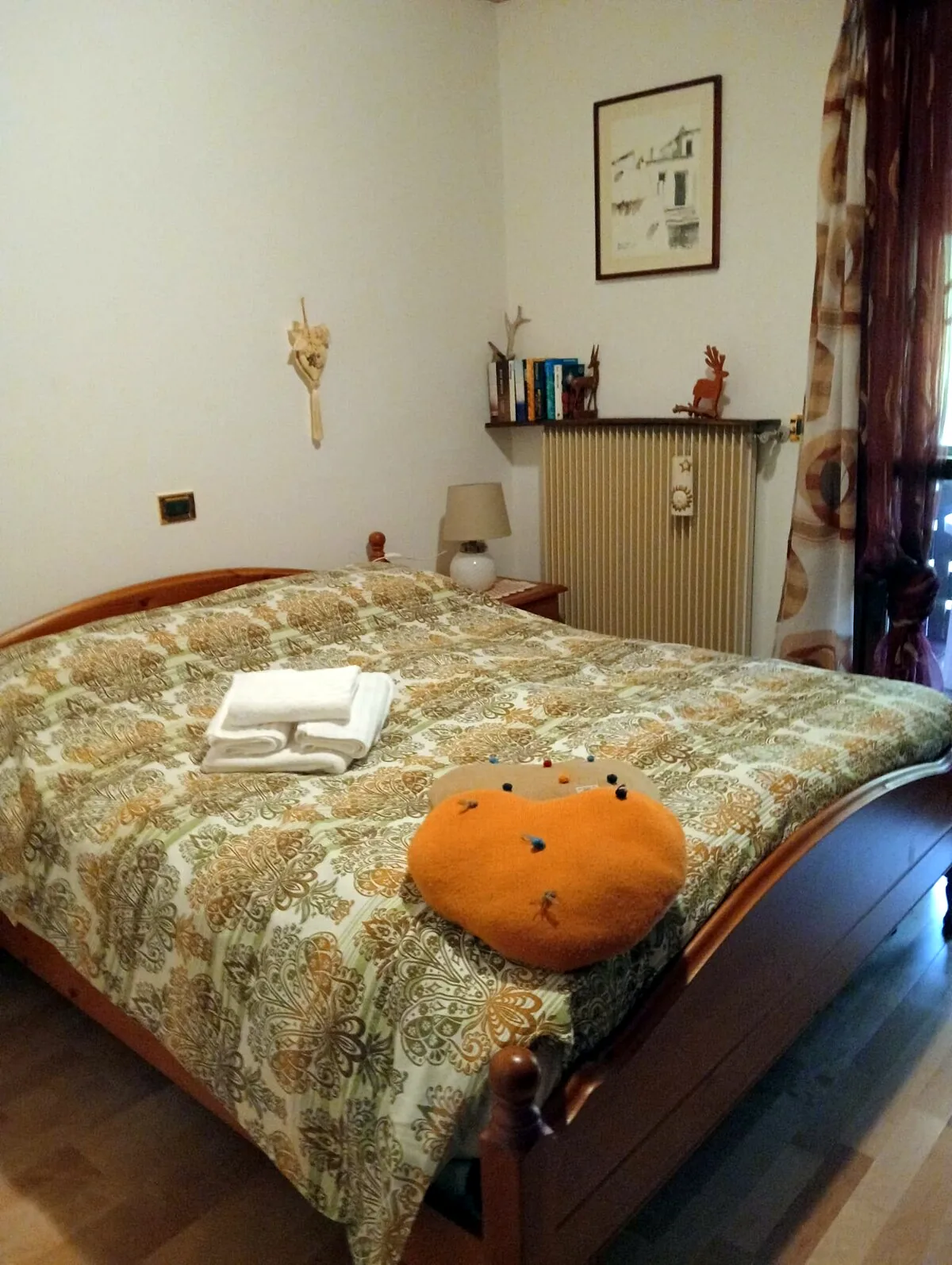La camera matrimoniale con gli asciugamani piegati sul letto