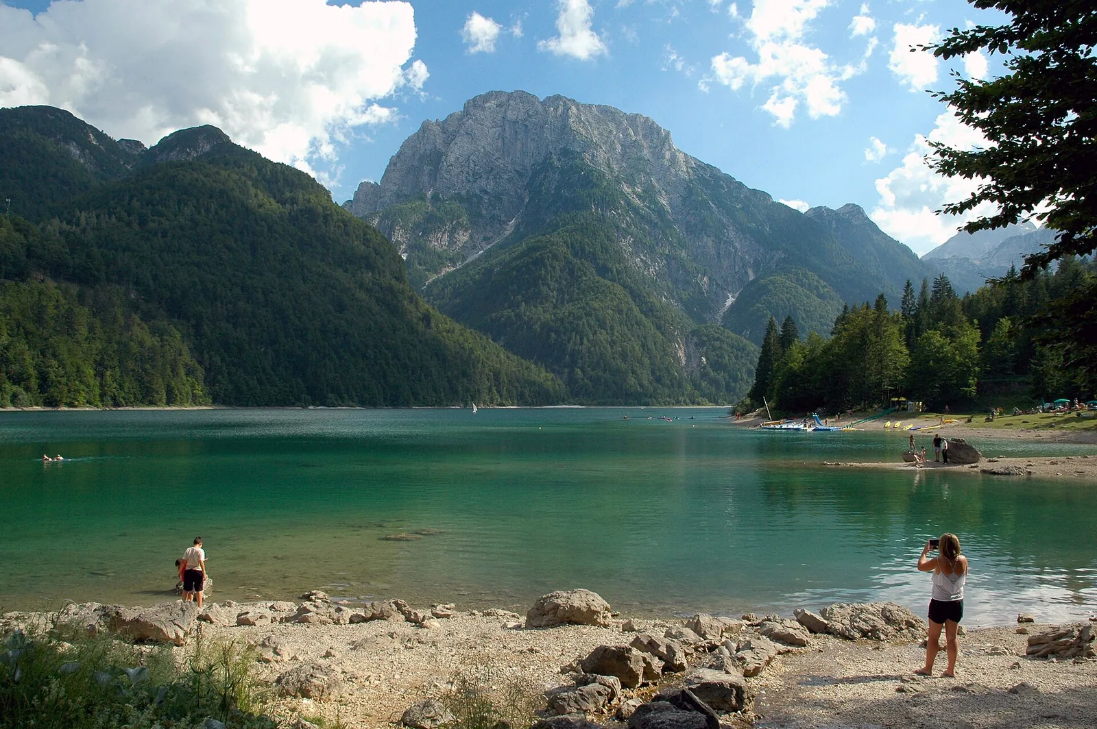 Il Lago del Predil circondato dalle montagne