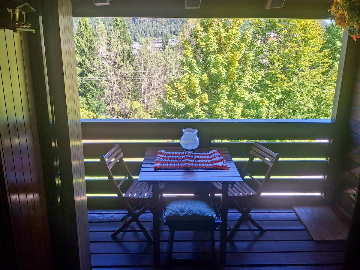 Il terrazzo con tavolo apparecchiato affacciato sul bosco